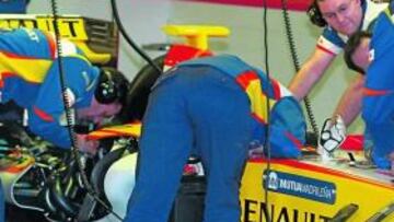 <b>DURO TRABAJO. </b>Los mecánicos de Renault se emplearon a fondo en su primer ensayo con el KERS.