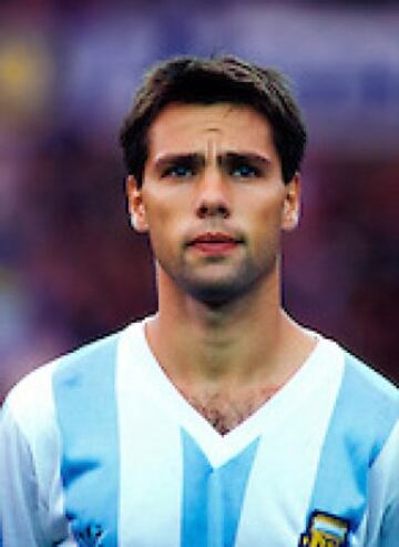 El argentino jugó en Católica en 1997. Por su selección, participó en una serie de partidos amistosos durante 1991.