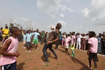 Didier Drogba inauguró una escuela que lleva su nombre en Costa de Marfil. Se espera que el proyecto solidario ayude a que miles de niños de zonas rurales en la comunidad de granjas de cacao reciban una mejor educación.