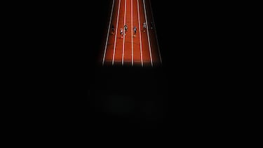 Atletas compiten en la ronda preliminar de los 100 metros masculinos durante el primer día del Campeonato Mundial de Atletismo Tokio 2025 en el Estadio Nacional.