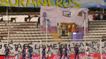 La ins&oacute;lita forma de protestar de los hinchas de Rayo Vallecano.