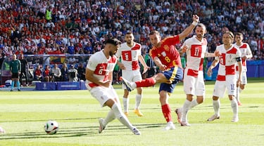 Jugó Pedri con Fabián, que rompió a Modric primero con un amago, para después hacer lo mismo con Brozovic, finalizando con un preciso disparo cruzado para superar la estirada de Livakovic.