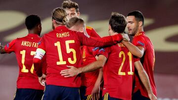 GRAF8599. MADRID, 10/10/2020.- El delantero de Espa&ntilde;a Mikel Oyarzabal (2d) celebra con sus compa&ntilde;eros su gol ante Suiza, durante el encuentro correspondiente a la fase de grupos de la Liga de Naciones disputado esta noche en el estadio Alfre