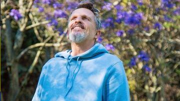 Miguel Bosé asegura que hay "menos pájaros" en el cielo debido al 5G