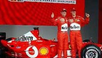 <b>EL NUEVO FERRARI. </b>Barrichello (izq.) y Schumacher (der) posan con el momoplaza que conducirán la próxima temporada.