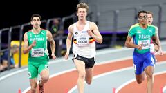 Joao Coelho de Portugal, Alexander Doom de Bélgica y Lucas Vilar de Brasil compitiendo en la prueba de 400 metros en el Campeonato del Mundias Indoor en Glasgow 2024.