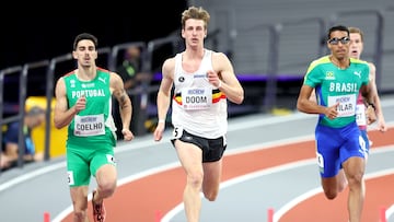 Joao Coelho de Portugal, Alexander Doom de Bélgica y Lucas Vilar de Brasil compitiendo en la prueba de 400 metros en el Campeonato del Mundias Indoor en Glasgow 2024.