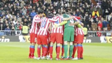 PIÑA. Los jugadores del Atlético hacen grupo antes del derbi.