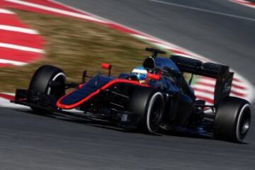 El piloto español de McLaren Fernando Alonso, durante la cuarta tanda de entrenamientos de pretemporada del Mundial de Fórmula Uno, que se realiza en el Circuito de Cataluña.