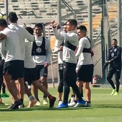 Así festejó el plantel albo el cumpleaños de Lucas Barrios