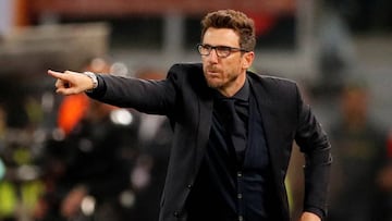 Di Francesco, dando instrucciones a sus jugadores desde la banda.