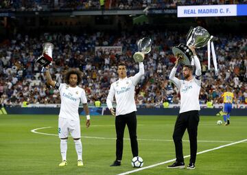 En el primer partido de la temporada 2017-2018 que se jugaba en el Bernabéu, ante el Valencia, los capitanes del Real Madrid ofrecieron al público los últimos trofeos conseguidos: Supercopas de España y Europa y el trofeo de la Liga 2016-2017.