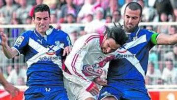 <b>VIGILANCIA EXTREMA. </b>Manolo Martínez y Clavero cierran el paso a Pachón en una internada del delantero del Rayo.