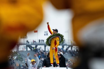 Álex Palou hace historia tras conquistar una de las carreras más importantes del automovilismo, las 500 Millas de Indianápolis.