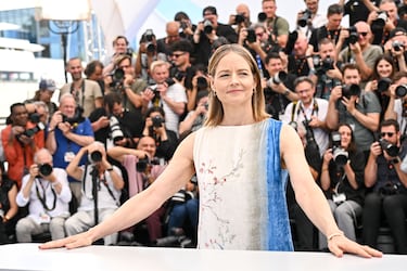 Durante los años 80 y 90, Foster consolidó su estatus como actriz dramática de primer nivel. Ganó dos premios Óscar a la mejor actriz: por 'Acusados' (1988) y 'El silencio del los corderos' (1991), donde interpretó a la icónica agente Clarice Starling. También ha brillado en películas como Contact (1997), 'La habitación del Pánico' (2002) y 'Plan oculto' (2006).
Más recientemente, ganó un Globo de Oro por 'The Mauritanian' (2020) y un Emmy en 2024 por 'True Detective: Night Country'.