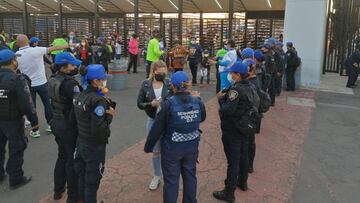 ¡Hasta por debajo de la lengua! Así fue la revisión a la afición en el Cruz Azul vs Pumas