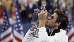 Juan Martin del Potro besa el trofeo de campe&oacute;n del U.S. Open tras ganar en la final a Roger Federer.
