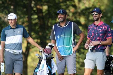 Phelps (derecha) junto a Spieth (izda.) en el Pro-Am previo.