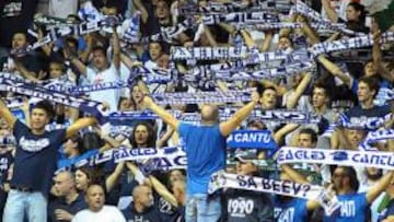 <b>AMBIENTE HOSTIL. </b>Los Eagles, tifosi del Cantú, aprietan de lo lindo en las gradas del Pala Desio, cancha de su equipo en la Euroliga.