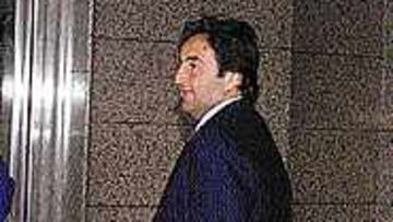 <b>DESCUBIERTO EN LA PUERTA DEL VICENTE CALDERÓN</B>. El representante del jugador argentino, en el Calderón y es fotografiado cuando se dispone a abandonar las instalaciones rojiblancas.