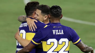 Boca Juniors&#039; forward Mauro Zarate (C) embraces his teamate Carlos Tevez (L) during the celebration of the team&#039;s second goal against Defensa y Justicia during their Argentine Professional Football League match at La Bombonera stadium in Buenos Aires, on April 3, 2021. (Photo by ALEJANDRO PAGNI / AFP)