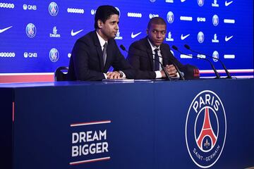 Kylian Mbappé durante la rueda de prensa junto al presidente del PSG Nasser Al-Khelaifi.