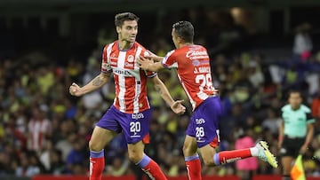 Unai Bilbao celebra con su compañero José García.