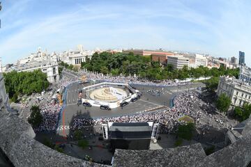 Ambiente de espera en la plaza de La Cibeles durante los actos de celebración de la trigésimo sexta Liga conseguida por el Real Madrid.