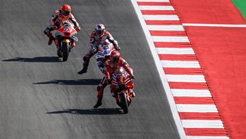 Ducati Italian rider Francesco Bagnaia (Front), Ducati Spanish rider Jorge Martin (C) and Honda Spanish rider Marc Marquez (Back) compete in the sprint race of the MotoGP Portuguese Grand Prix at the Algarve International Circuit in Portimao, on March 25, 2023. (Photo by PATRICIA DE MELO MOREIRA / AFP)