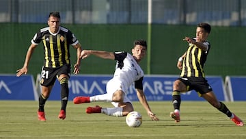 Hugo Guillamon pugna por un bal&oacute;n en el centro del campo.