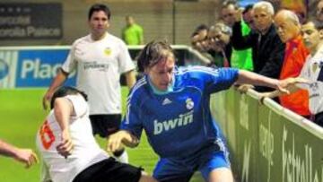 <b>LUCHA INTENSA. </b>Djukic y Garrido tratan de frenar a Alfonso ante la mirada del pichichi Juan Sánchez.