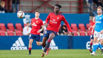 Imagen del partido entre el Osasuna Promesas y el Ardoi.