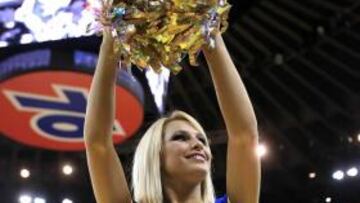 <b>Ombligo NBA</b>. Para la mayoría de los varones, los ombligos de las mujeres son un punto de elevada sensualidad que, si no está a la altura de otras zonas erógenas, es porque está justo en el medio. El ombligo que nos ilustra pertenece a una animadora de los Warriors y cuesta mirar a otro sitio. Aunque se puede intentar.