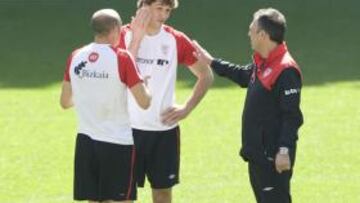 <b>EN SAN MAMÉS. </b>La primera plantilla se ejercitó en San Mamés. Estaba previsto que lo hicieran en Lezama, pero una avería en el suministro de agua obligó a cambiar el escenario del entrenamiento. Caparrós estuvo pendiente de sus dos puntas, Llorente y Toquero.