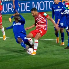 Claman en el Barça: el penalti de Djené que ven igual que el que no le pitaron a favor en el Clásico