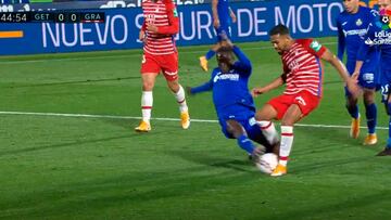 Claman en el Barça: el penalti de Djené que ven igual que el que no le pitaron a favor en el Clásico