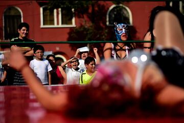 En Tepito, un barrio de Ciudad de México, se ha celebrado un campeonato de lucha al aire libre que busca promover el deporte entre los jóvenes para alejarlos de la criminalidad.