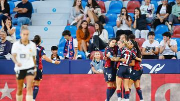 Las jugadoras del Levante celebran un gol de Mayra en el derbi valenciano.