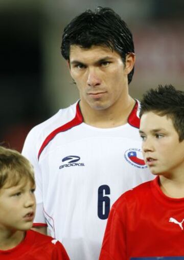 Su primer partido a nivel adulto lo jugó en 2007. En aquella ocasión, Chile igualó sin goles con Argentina en Mendoza. Posterior a eso, jugó el Mundial Sub 20 de Canadá, donde fue tercero.