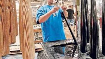 <b>ASÍ SE HACE UN BATE.</b> Lousville Slugger es la marca de bates más conocida. En su fábrica de Kentucky se trabaja a destajo para una final que ha generado gran expectación.