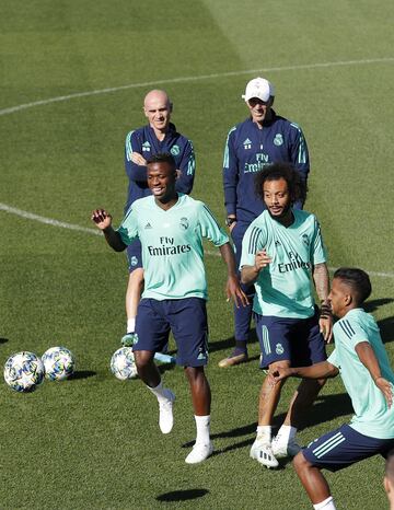 Marcelo y Vinicius observados por Zidane y Bettoni.