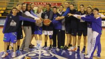 CAMPEONAS. La plantilla del Perfumer&iacute;as Avenida, con algunos cambios con respecto al a&ntilde;o pasado, defiende su t&iacute;tulo copero.