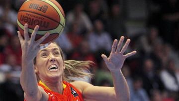 Marta Fernandez (L) of Spain goes up to score next to Maya Moore of the U.S. during their FIBA women's World Basketball Championship semi-final game in Karlovy Vary October 2, 2010. REUTERS/David W Cerny (CZECH REPUBLIC - Tags: SPORT SPORT BASKETBALL)
MUNDIAL BALONCESTO FEMENINO BRNO 2010
SELECCION ESPAÑOLA ESPAÑA - ESTADOS UNIDOS EEUU USA
PUBLICADA 03/10/10 NA MA37 2COL