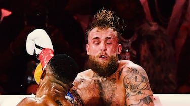 Anthony Joshua y Jake Paul durante su combate de peso pesado en el Kaseya Center, Miami, Florida.
