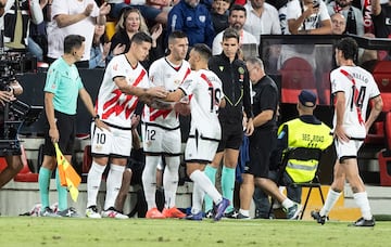 James Rodríguez salta al terreno de juego en el 86' por Álvaro García.