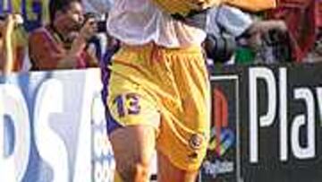 <B>TITULAR EN LA SELECCIÓN.</b> A sus 21 años, Chivu ya es indiscutible en la selección rumana.