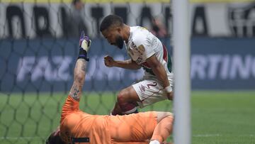 Fluminense's goalkeeper Fabio (L) saves a penalty kick by Atletico Mineiro's forward Hulk (out of frame) during the Copa Libertadores all-Brazilian quarter-final second leg football match between Atletico Mineiro and Fluminense at the Arena MRV stadium in Belo Horizonte, Brazil, on September 25, 2024. (Photo by DOUGLAS MAGNO / AFP)