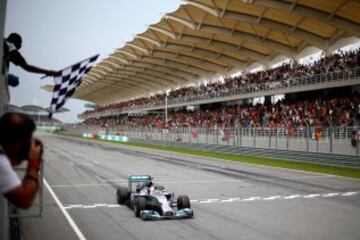 Lewis Hamilton primero en la linea de meta del Gran Premio de Malaisia