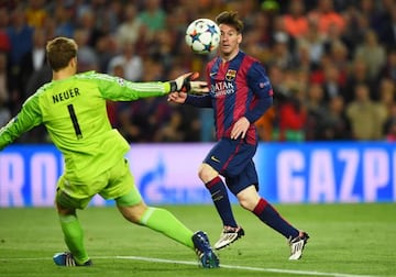 Lionel Messi supera a Neuer.