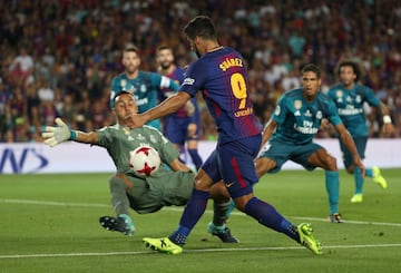 Luis Suárez y Keylor Navas en la jugada del penalti que marcó Messi el gol del empate, 1-1.